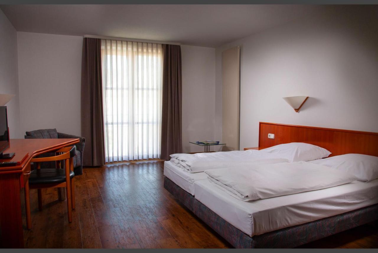 Altstadthotel Brauereigasthof Winkler ベルヒング エクステリア 写真