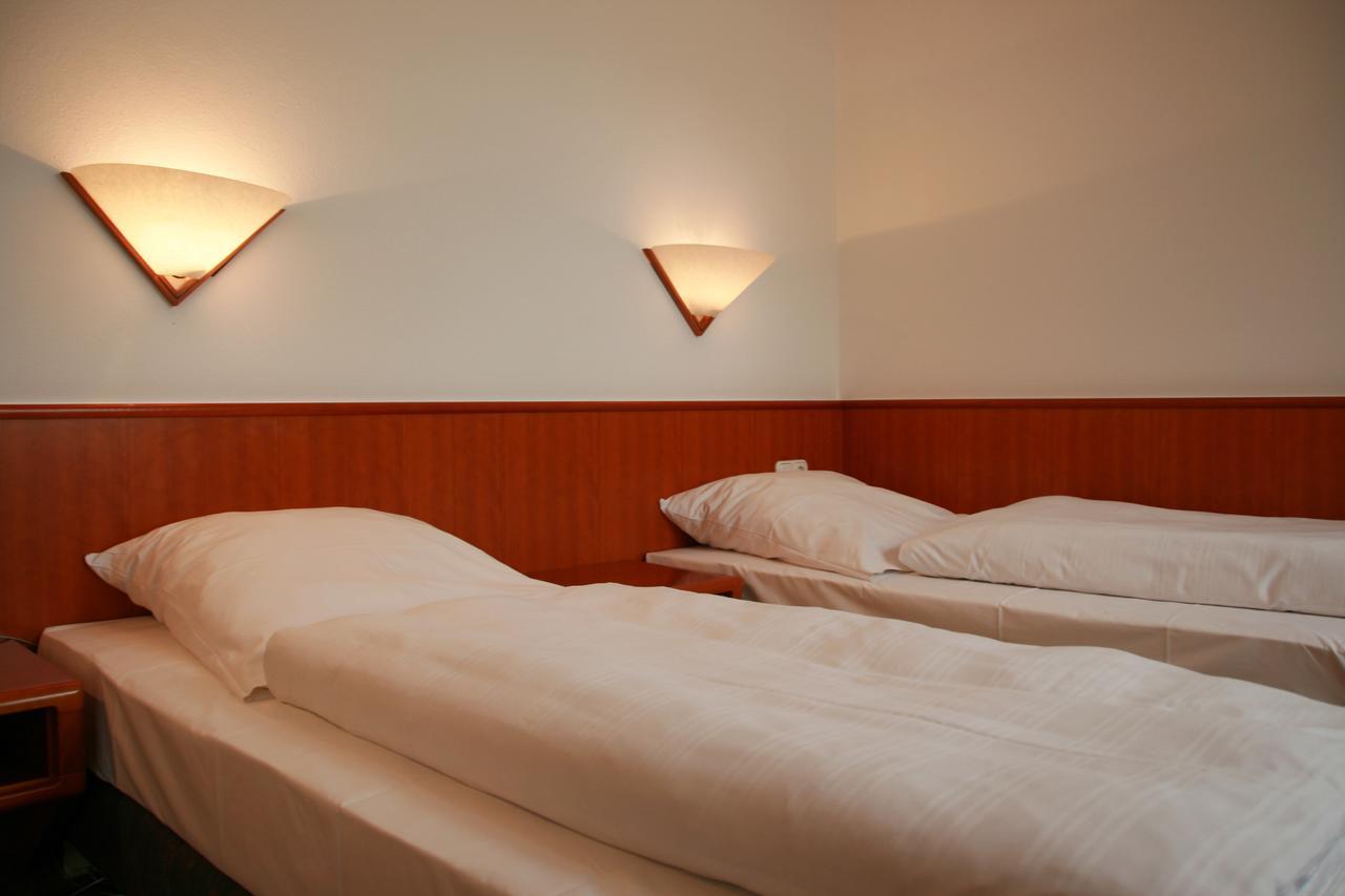 Altstadthotel Brauereigasthof Winkler ベルヒング エクステリア 写真