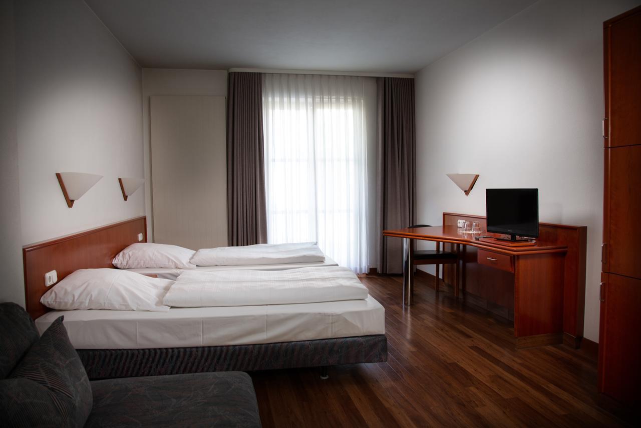 Altstadthotel Brauereigasthof Winkler ベルヒング エクステリア 写真